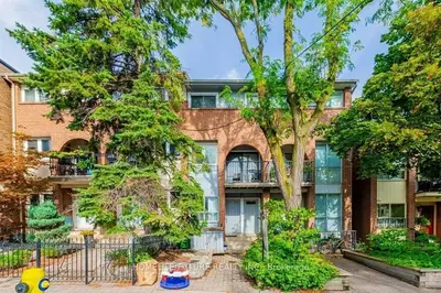 Att/Row/Townhouse in Toronto