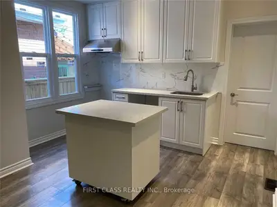 43 Wales Avenue S Main, Toronto C01, On M5t 1j3