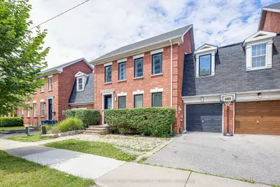 Att/Row/Townhouse in Toronto