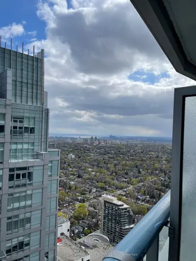 2221 Yonge Street 4704, Toronto C10, On M4s 2b4