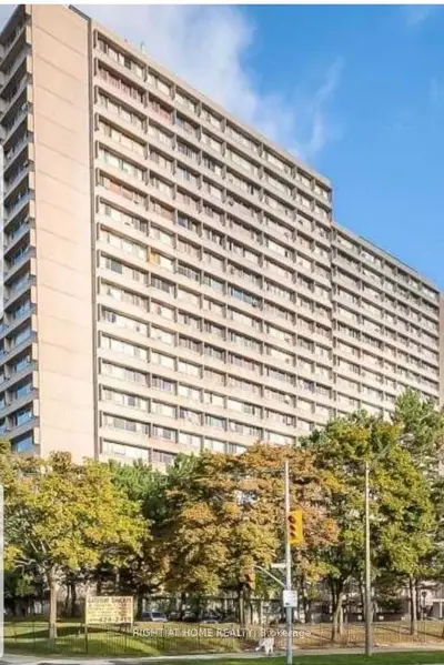 100 Leeward Glenway 1911, Toronto C11, On M3c 2z1