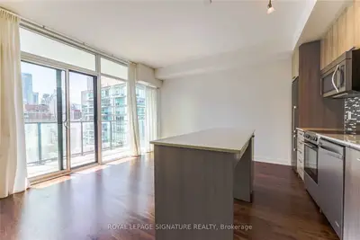 105 George Street 1213, Toronto C08, On M5a 0l4