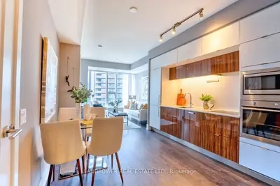 10 York Street 5702, Toronto C01, On M5j 0e1