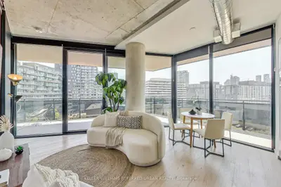 21 Lawren Harris Square 604, Toronto C08, On M5a 0t4