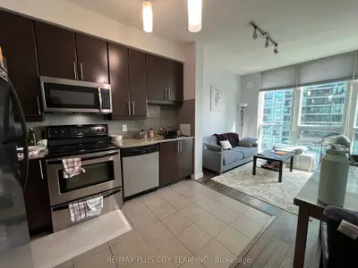 18 Harbour Street 1706, Toronto C01, On M5j 2z6