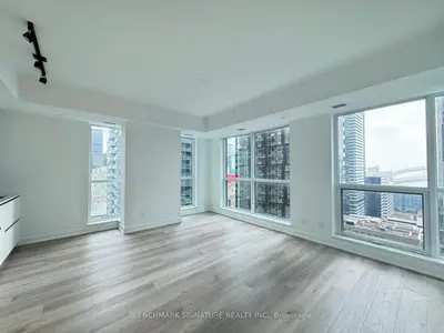 327 King Street W 2402, Toronto C01, On M5v 0w7