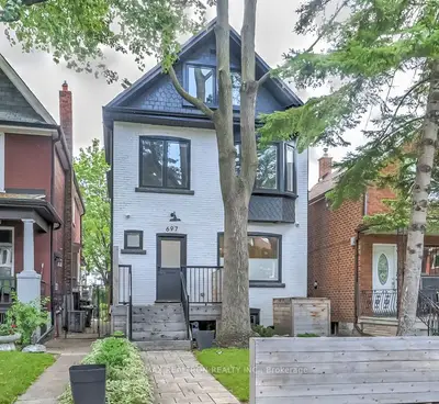 697 Crawford Street, Toronto C01, On M6g 3k1