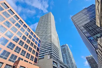 2221 Yonge Street 3904, Toronto C10, On M4s 0b8