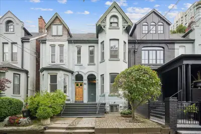 Att/Row/Townhouse in Toronto