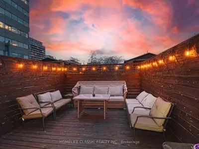 Att/Row/Townhouse in Toronto