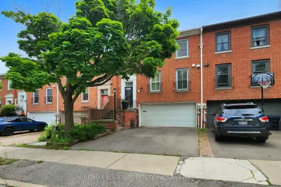 Att/Row/Townhouse in Toronto