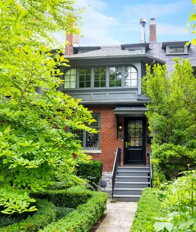 30 Rathnelly Avenue, Toronto C02, On M4v 2m3