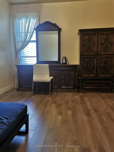 Att/Row/Townhouse in Toronto