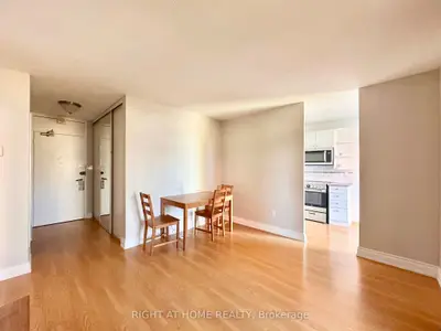 40 Homewood Avenue 909, Toronto C08, On M4y 2k2