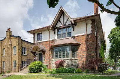 22 College View Avenue 2, Toronto C03, On M5p 1j4