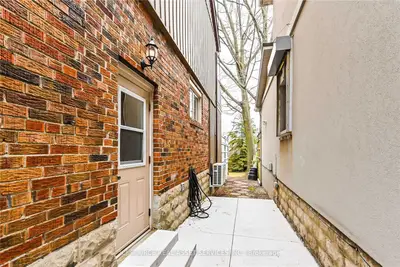 Att/Row/Townhouse in Toronto