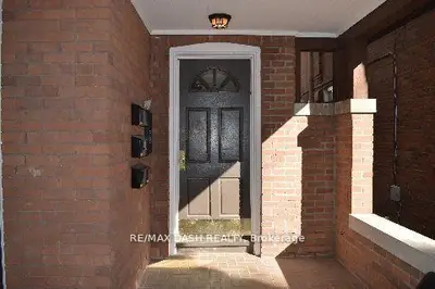 141 Admiral Road 302, Toronto C02, On M5r 2l7