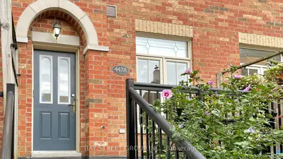Att/Row/Townhouse in Toronto
