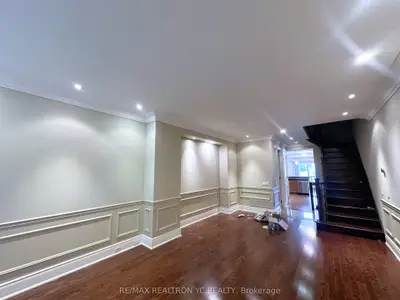 Att/Row/Townhouse in Toronto