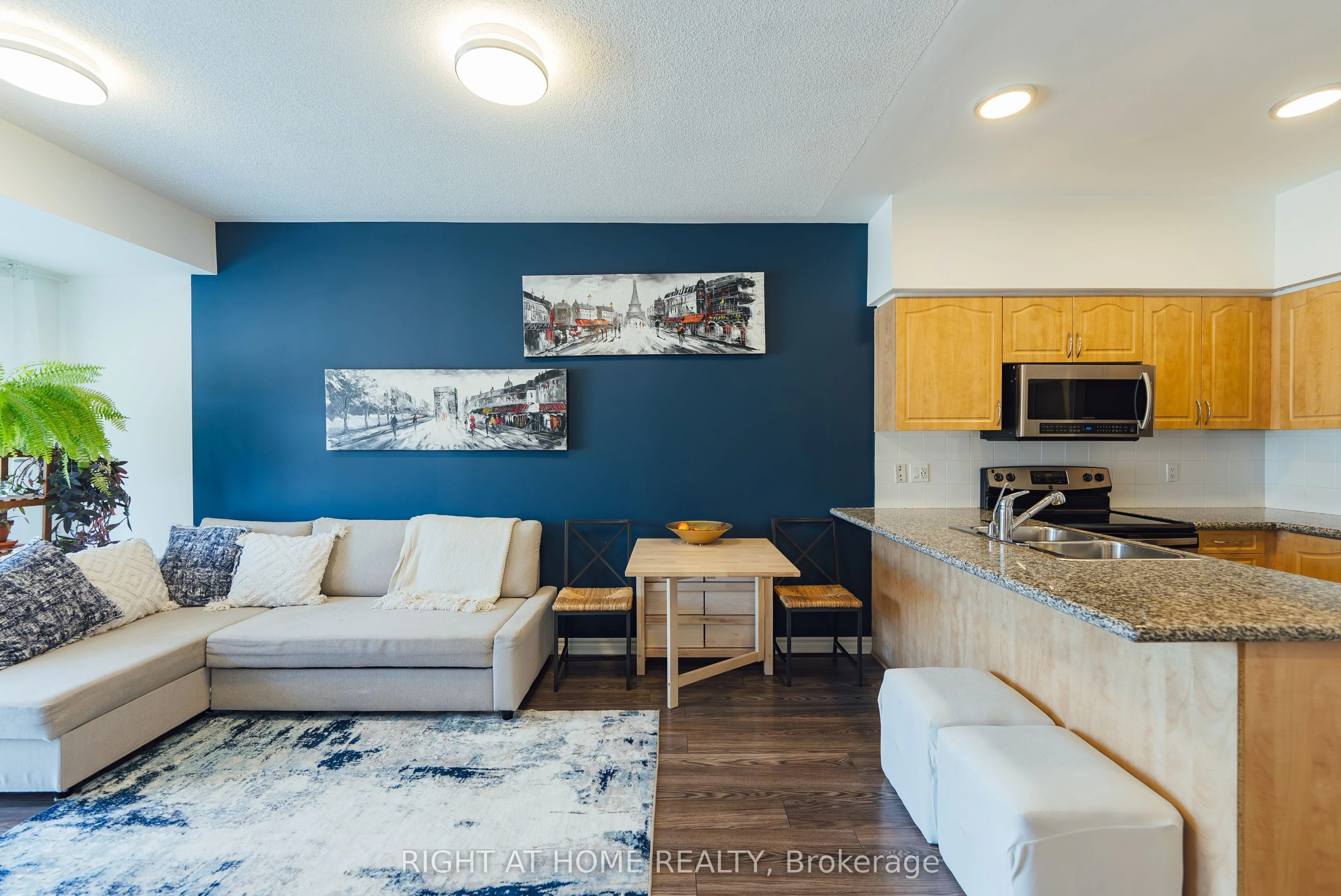 1837 Eglinton Avenue 229, Toronto C13, ON M4A 2Y4