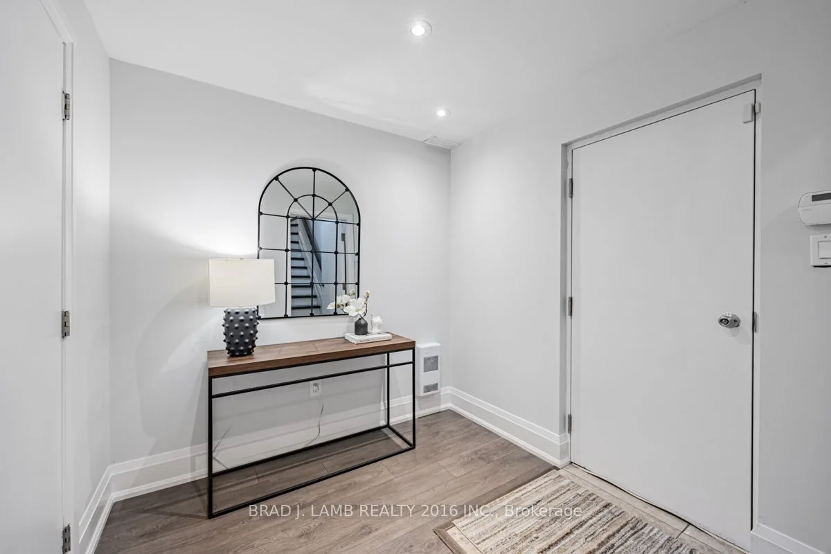 Att/Row/Townhouse in Toronto