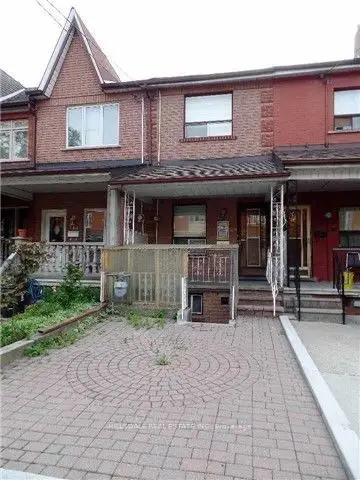 Att/Row/Townhouse in Toronto
