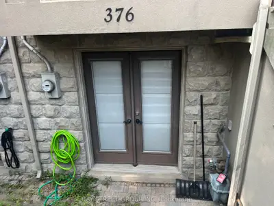 Att/Row/Townhouse in Toronto