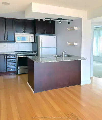 100 Hayden Street 907, Toronto C08, On M4y 3c7