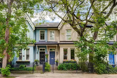 Att/Row/Townhouse in Toronto