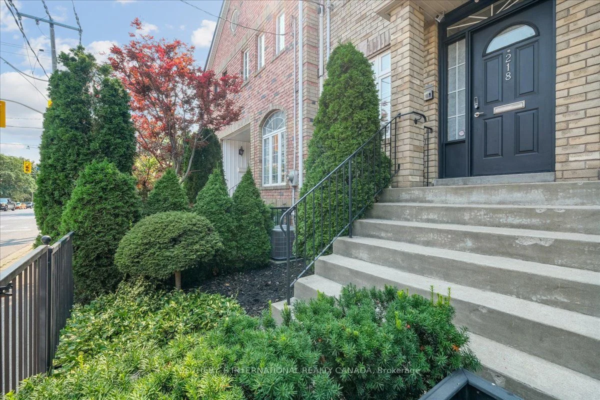Att/Row/Townhouse in Toronto