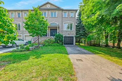 Att/Row/Townhouse in Toronto