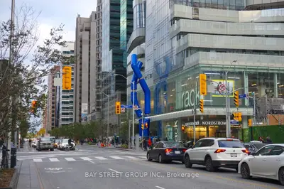 1 Bloor Street E 1601, Toronto C08, On M4w 1a9