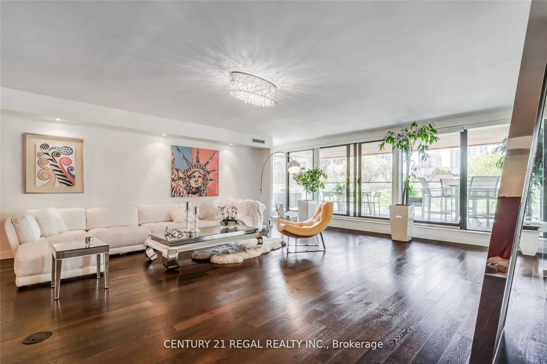 500 Wellington Street W #201, Toronto C01, On M5v 1e3