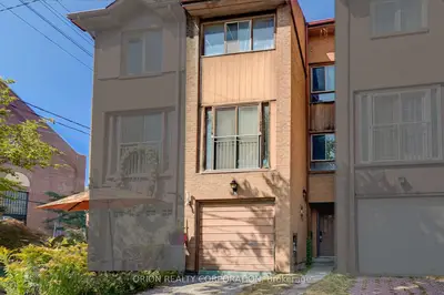 Att/Row/Townhouse in Toronto