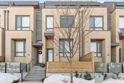 Att/Row/Townhouse in Toronto