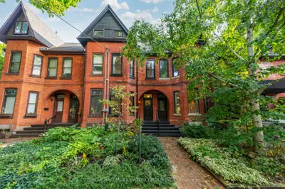 Att/Row/Townhouse in Toronto