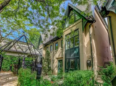 Att/Row/Townhouse in Toronto