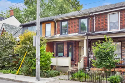 Att/Row/Townhouse in Toronto