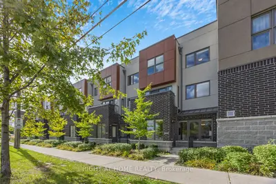 Att/Row/Townhouse in Toronto