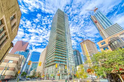 33 Lombard Street 809, Toronto C08, On M5c 3h8