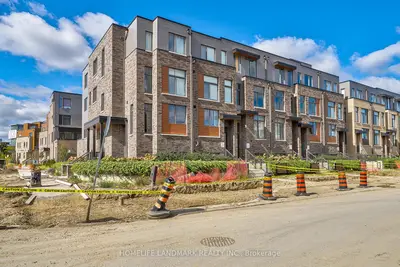 Att/Row/Townhouse in Toronto