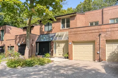 Att/Row/Townhouse in Toronto