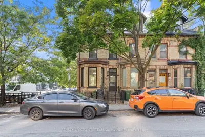 Att/Row/Townhouse in Toronto