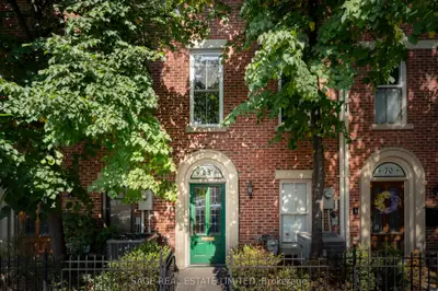 Att/Row/Townhouse in Toronto