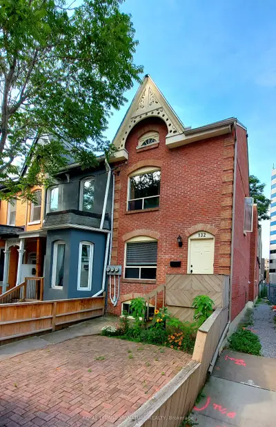 Att/Row/Townhouse in Toronto