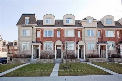 Att/Row/Townhouse in Toronto