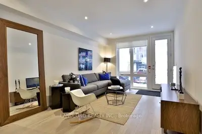 Att/Row/Townhouse in Toronto
