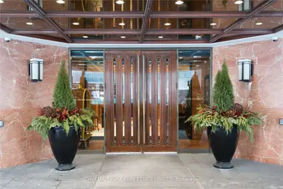175 Cumberland Street 1211, Toronto C02, On M5r 3m9
