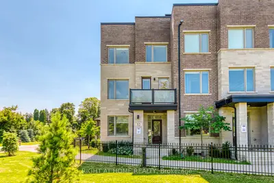 Att/Row/Townhouse in Toronto