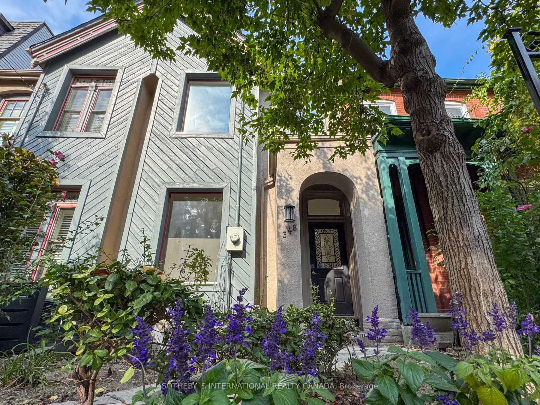Att/Row/Townhouse in Toronto